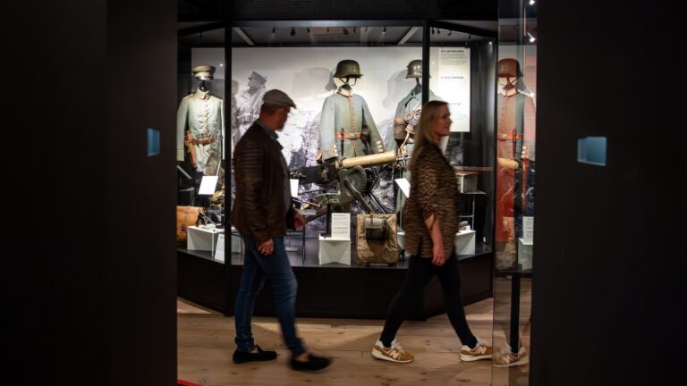 FÅ EN UNIK INTRODUKTION TIL UDSTILLINGEN 